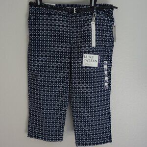 NWT. SIZE 10. Gloria Vanderbilt Luxe Sateen Anita Belted Navy/White Capri Pants.